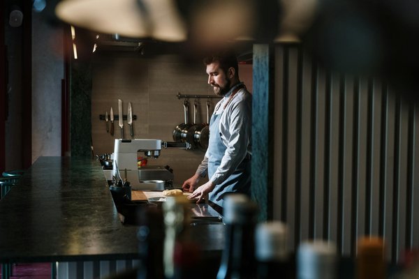 Unveiling the perfect blue tones for your kitchen: shades that satisfy your palette while promoting weight loss